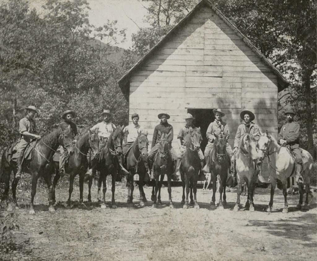 Biltmore Forest School con hombres a caballo