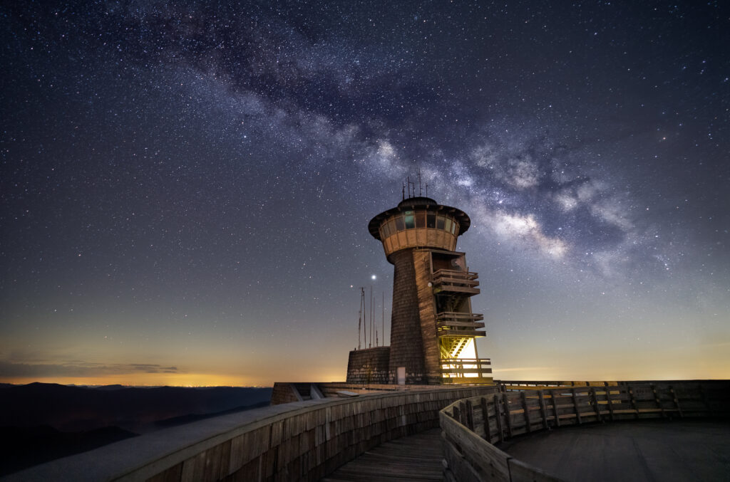 Made from 12 light frames with 2 dark frames by Starry Landscape Stacker 1.8.0. Algorithm: Mean Min Hor Star Dupe